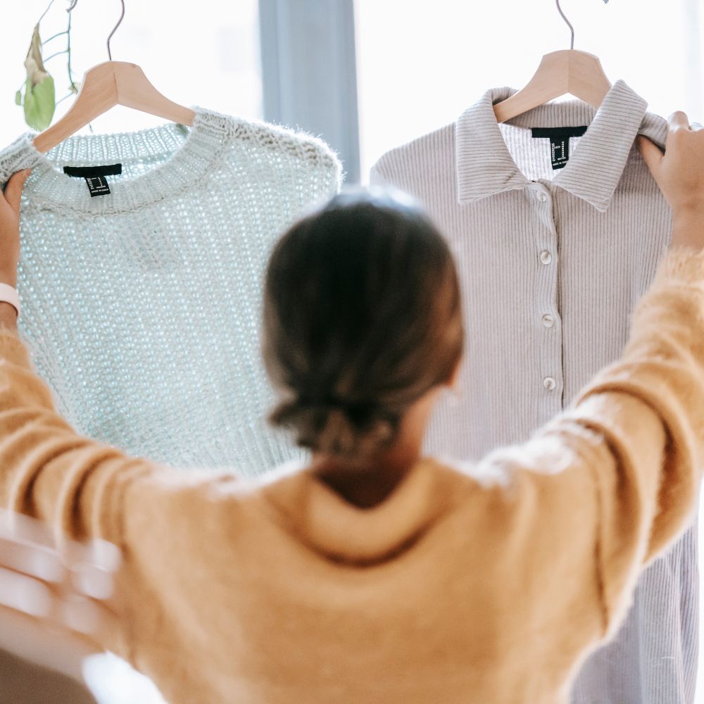 Mujer comprando ropa